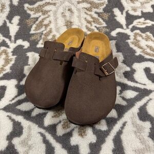 Woman’s Birkenstock Boston Suede Clogs In Mocha Colorway Size 8